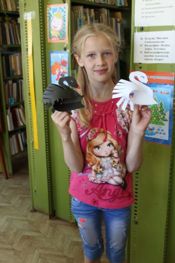Яна Уткина с поделкой в Арефинской библиотеке