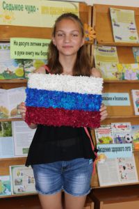 Мария Дворянчикова с поделкой Российский флаг