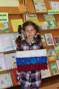 Ангелина Зервандова с Поделкой Российский флаг