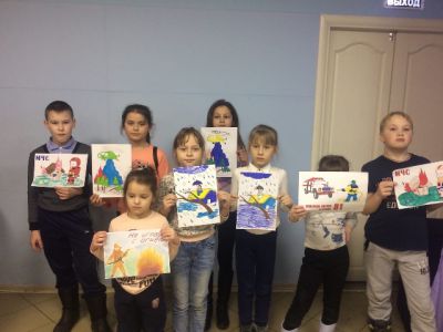 дети со своим рисунками на тему ГО