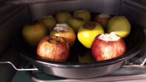 яблоки с начинкой запеченные в духовке